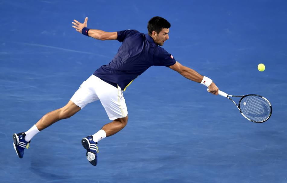 Melbourne, Australia: Novak Djokovic in allungo durante la partita contro l&#39;italiano Andreas Seppi battuto con il punteggio 6-1, 7-5, 7-6 (AP)